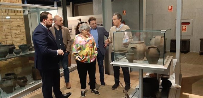 El presidente del Principado, Adrián Barbón, durante su visita al  Museo del Pueblo de Asturias, en Gijón, acompañado, entre otros por la alcaldesa de Gijón, Ana González