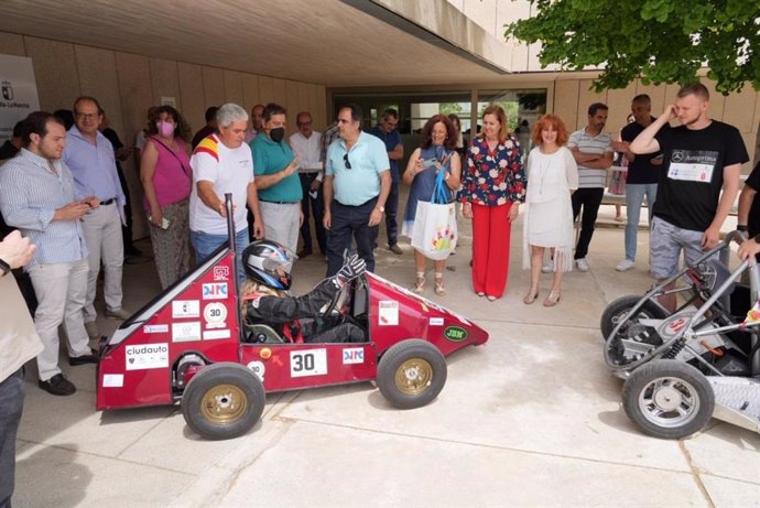 La consejera recibe de Educación recibe a los integrantes de los equipos que han participado en el campeonato de vehículos eléctricos fabricados por centros de FP 'Euskelec'.