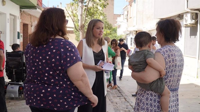 La candidata socialista número 4 por Málaga al Parlamento andaluz, Alicia Murillo, en un reparto