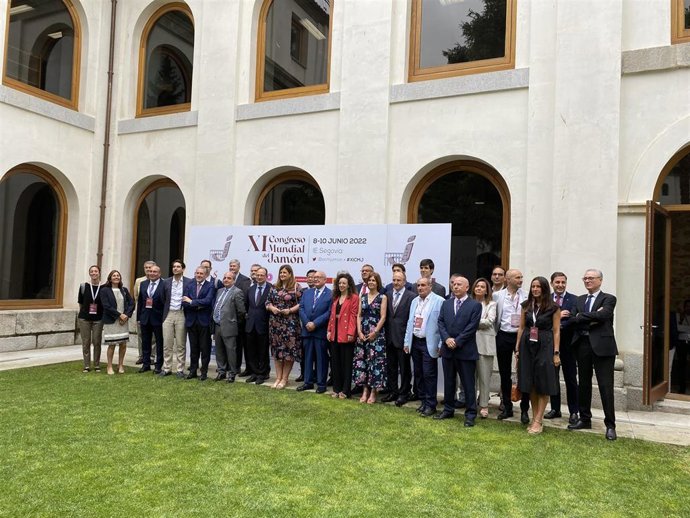 El presidente del comité organizador del Congreso con las uutoridades y asistentes al encuentro.