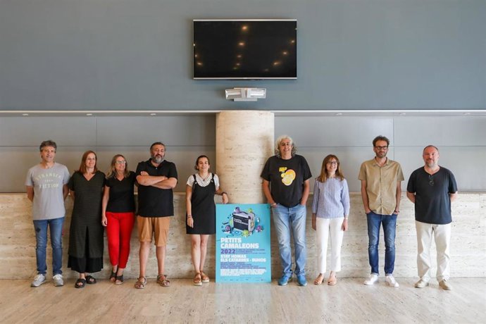 La foto de familia de la presentación del Festival Petit Camaleons, que se celebrará en Sant Cugat del Valls (Barcelona) entre el 25 de septiembre y el 2 de octubre
