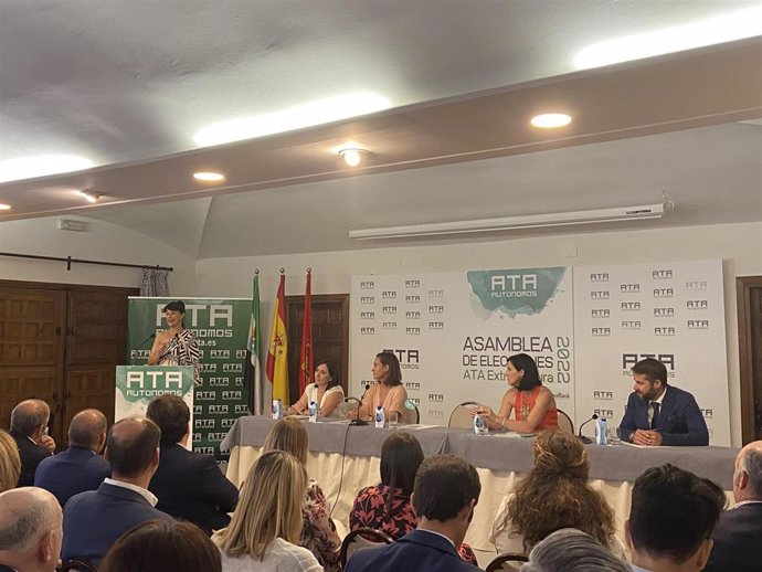 La nueva presidenta de ATA Extremadura interviene tras su elección