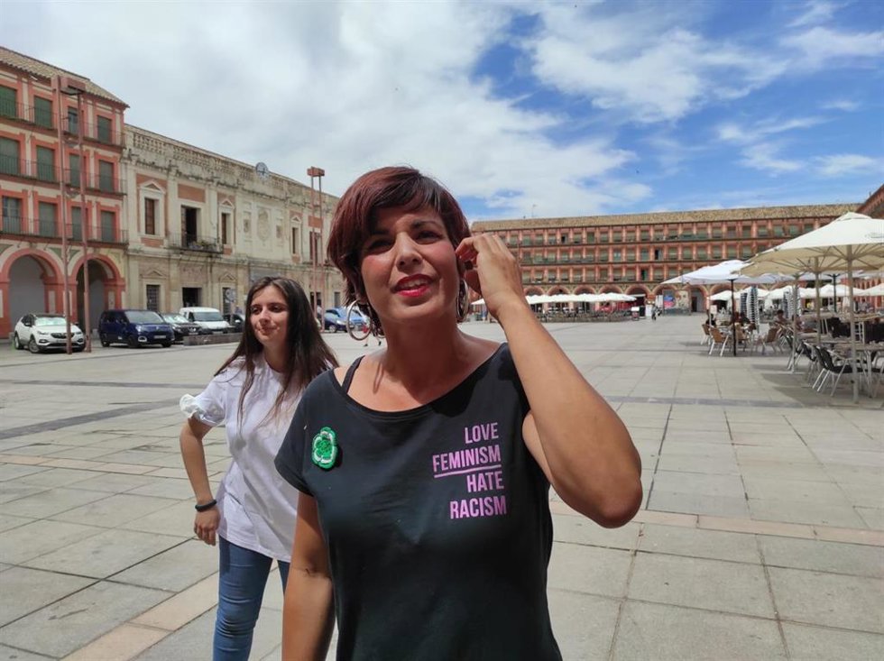 Teresa Rodríguez, en la Plaza de la Corredera de Córdoba, secundada por Marta Sánchez.