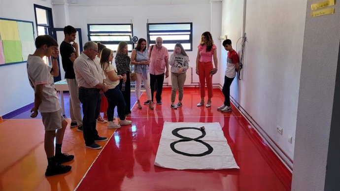 La delegada de Educación y Deporte de la Junta en Huelva, Estela Villalba, ha visitado varios centros de Aroche y Jabugo.
