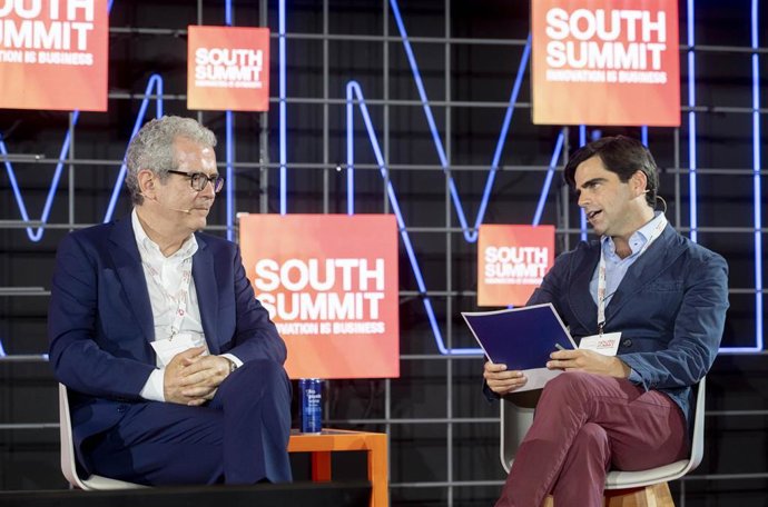El expresidente de la Ejecutiva de Inditex, Pablo Isla (i) y el presidente de IE University, Diego del Alcázar (d), durante una charla en la primera jornada del South Summit Madrid 2022, en La Nave de Madrid, a 8 de junio de 2022, en Madrid (España). So