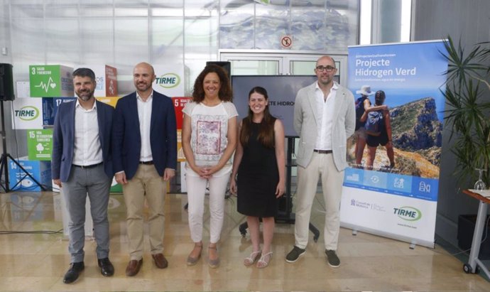 La presidenta del Consell de Mallorca, Catalina Cladera; la vicepresidenta y consellera de Sostenibilidad, Aurora Ribot, y el director general de Energía y Cambio Climático, Pep Malagrava, en la presentación de un proyecto de hidrógeno verde.