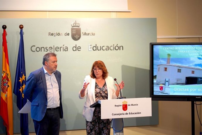 La consejera de Educación, María Isabel Campuzano,  acompañada por el director general de Formación Profesional e Innovación, Juan García Iborra