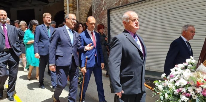 El consejero de Educación, Cultura y Deporte del Gobierno de Aragón, Felipe Faci, visita Benabarre con motivo de la celebración de sus fiestas patronales en honor de San Medardo.