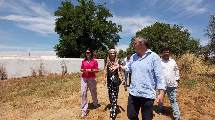 La cabeza de lista del PP por Sevilla para las elecciones autonómicas del próximo 19 de junio, Patricia del Pozo, en la Finca Dehesa Fría, en el Parque Natural de la Sierra Norte.