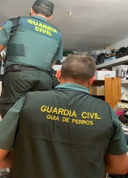 Agentes de la Guardia Civil durante una de las inspecciones.
