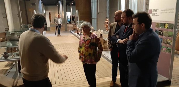 El presidente del Principado, Adrián Barbón, y la alcaldesa de Gijón, Ana González, entre otros, durante la visita al Museo del Pueblo de Asturias (Gijón)