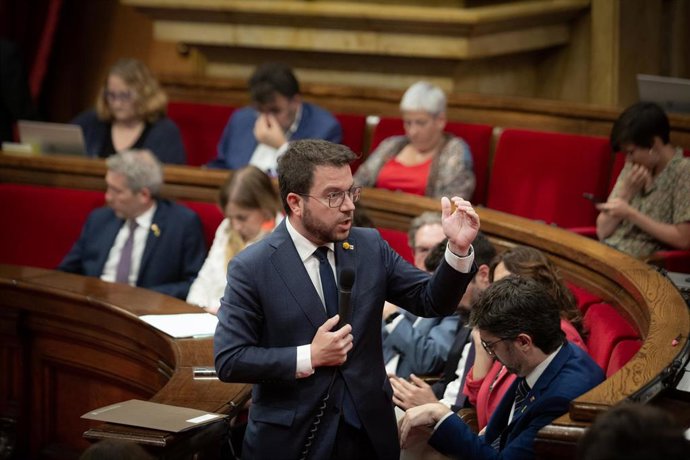 El presidente de la Generalitat, Pere Aragons, interviene en una sesión de control en el Parlament.