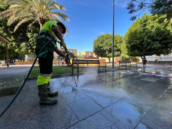 Se trata de una actuación de limpieza extraordinaria y que se suma a las que habitualmente se llevan cabo para eliminar grasas, chicles y otros elementos que deterioran el pavimento o que suponen un riesgo para los vecinos.