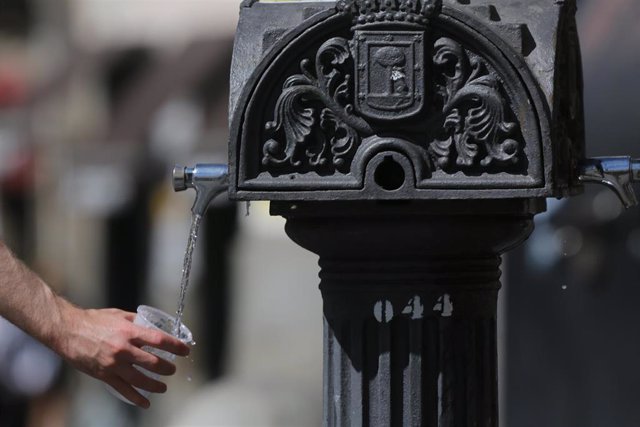 Una persona coge agua de una fuente el día en que España ha comenzado a sufrir un "importante" episodio cálido con temperaturas de pleno verano, a 17 de mayo de 2022, en Madrid (España). Algunas zonas de la península rozarán los 40 grados centígrados y no