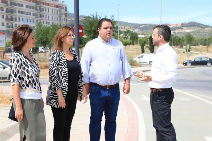 Torres y Millán, junto a compañeras del PSOE, en la rotonda de la pajarita.