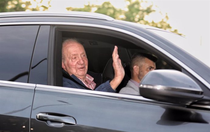 El Rey emérito Juan Carlos I a su salida de Madrid con dirección Abu Dabi tras su visita a España, a 23 de mayo de 2022, en Madrid (España). Juan Carlos I abandona España tras su visita de cuatro días donde ha acudido a Sanxenxo (Pontevedra) y se ha reu