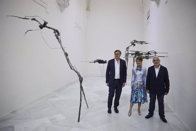 La presidenta de la Fundación Sandretto Re Rebaudengo, Patricia Sandretto de Rebaudengo, (2d) posa junto al director del CAAC, Juan Antonio Álvarez Reyes, (d) durante la presentación de la exposición 'Extraño' de la Fundación Sandretto Re Rebaudengo en el