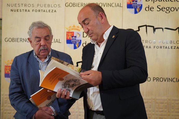 De Vicente (D) junto a Merino Cáceres (I), autor del libro sobre el Monasterio de Sacramenia.