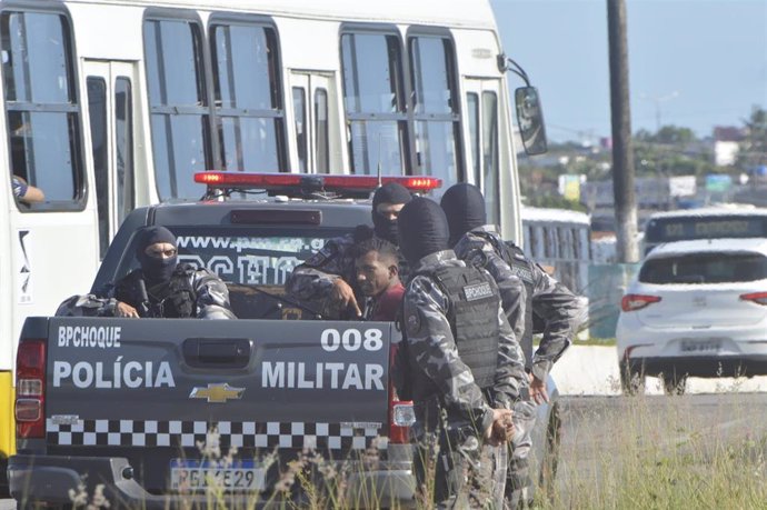 Agentes de la Policía Militar de Brasil con un detenido (archivo).