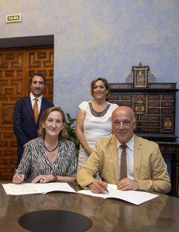 El presidente de la Diputación de Córdoba, Antonio Ruiz, en la firma con la Orquesta de Córdoba.