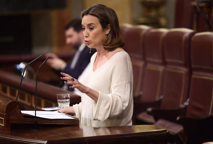 La secretaria general del PP y portavoz del PP en el Congreso, Cuca Gamarra, en una sesión plenaria, en el Congreso de los Diputados, a 8 de junio de 2022, en Madrid (España). El pleno de hoy gira en torno a la votación sobre el fin de la venta de turis