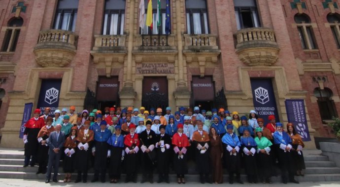 Foto de familia de los asistentes al acto de entrega de la Medalla de Oro de la Universidad de Córdoba a la Universidad de Málaga.