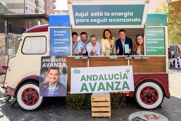 El candidato del PP y consejero de Hacienda, Juan Bravo, participa en un acto electoral en Almería junto a compañeros de partido.