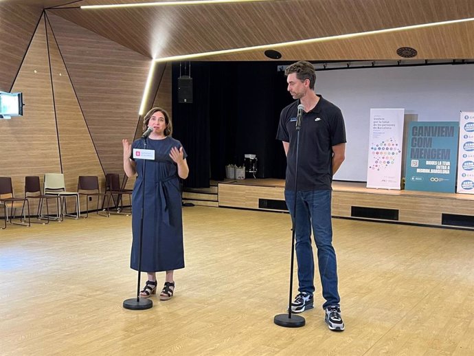 La alcaldesa de Barcelona, Ada Colau, y el presidente de la fundación Gasol Foundation, Pau Gasol en la visita a la escuela La Pau (Barcelona) para promover los hábitos saludables