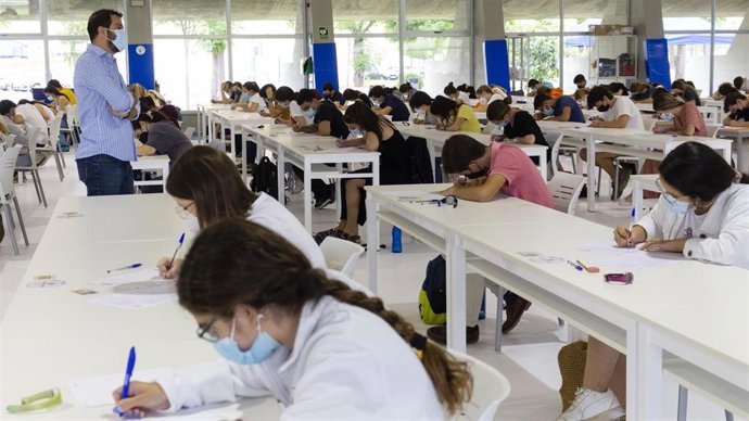 Archivo - Exámenes de Acceso a la Universidad en la Pablo de Olavide.