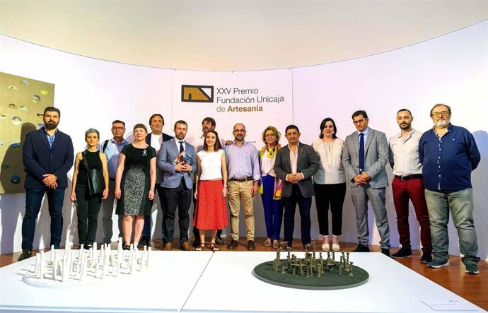 Foto de familia con los ganadores del XXV Premio Fundación Unicaja de Artesanía