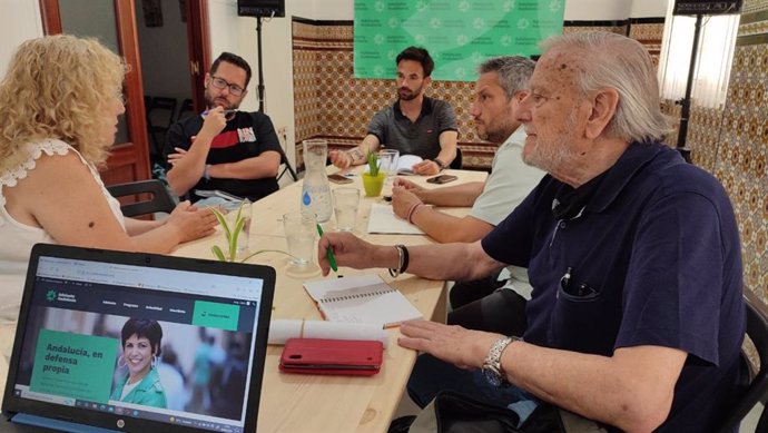 Encuentro de Adelante Andalucía con los portavoces de la Marea de pensionistas.