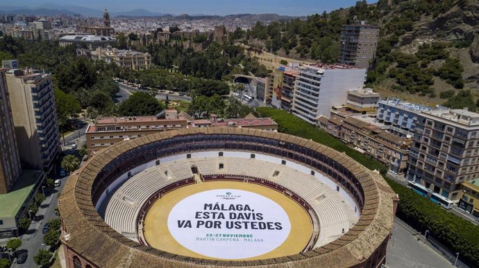 Imagen de la plaza de toros de Málaga con el mensaje publicitario sobre las Finales de la Copa Davis 2022