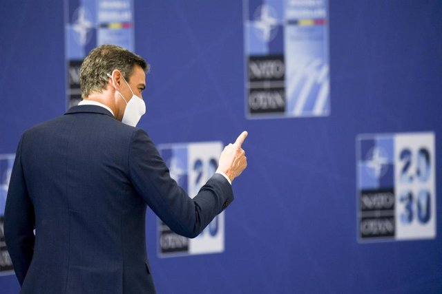 Archivo - El presidente del Gobierno, Pedro Sánchez, saluda a su llegada a la reunión de jefes de Estado y de Gobierno de la OTAN, a 14 de junio de 2021, en Bruselas (Bélgica). Los jefes de Estado y de Gobierno de la OTAN han hecho durante la reunión un l