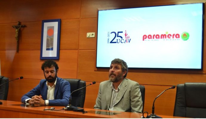 Firma del acuerdo entre la UCAV y el club de tenis Paramera.