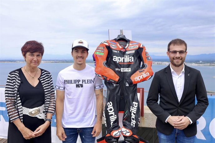 El piloto español de Aprilia Maverick Viñales en la presentación de su equipación de competición con el nombre de Roses