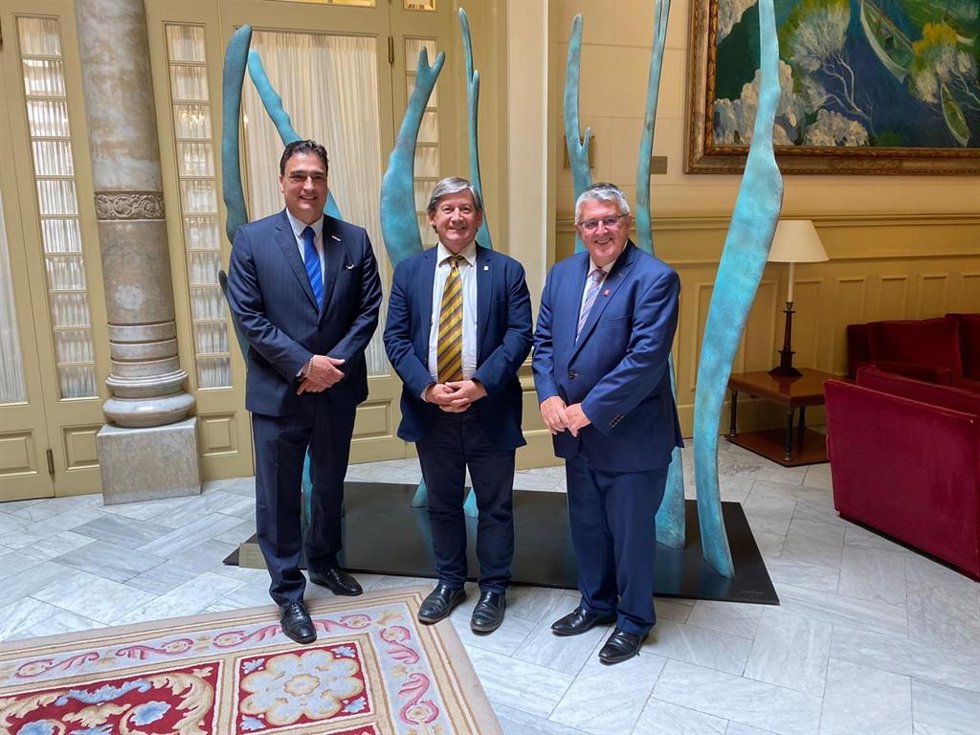 El presidente del Parlament, Vicen Thoms, recibe en audiencia al embajador y al cónsul general de Suiza.