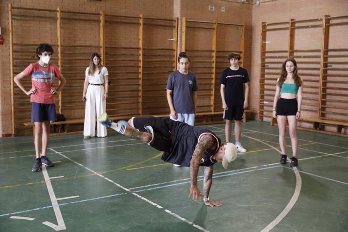 Exhibición de breakdance en el IES Juan de la Cierva de Arganzuela para acercar el deporte urbano a los centros educativos con motivo del Madrid Urban Sports (MUS) 2022