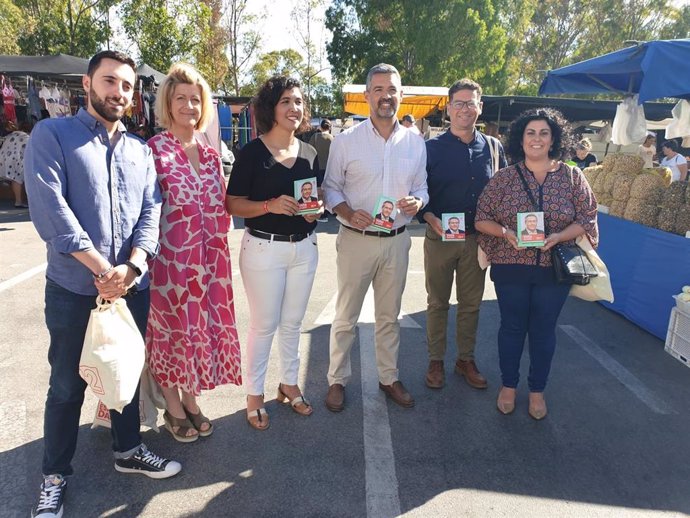 Noelia Ruiz con el alcalde de Rota.