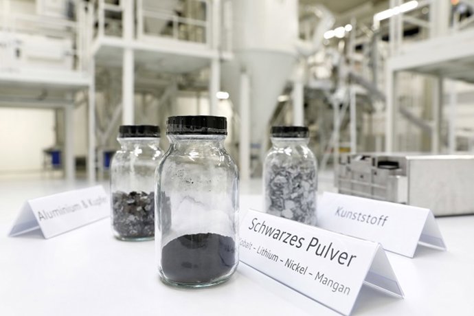 Archivo - The raw materials obtained can be reused in a closed loop recycling process.