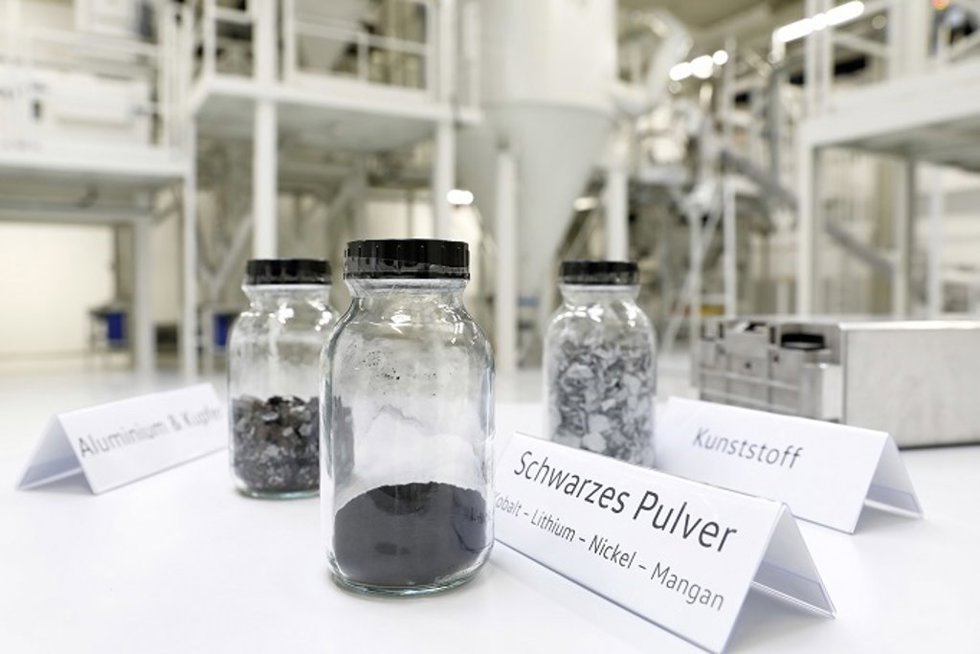Archivo - The raw materials obtained can be reused in a closed loop recycling process.