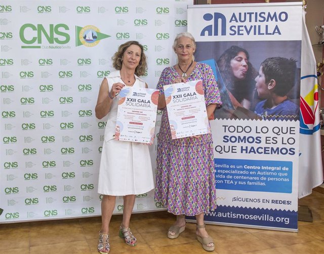 Las presidentas de Autismo Sevilla y del Club Náutico, junto al cartel de la Gala Solidaria