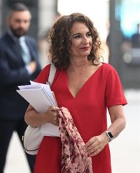 Montero defiende que la recaudación extra de 2021 está sirviendo de colchón para las medidas contra la guerra