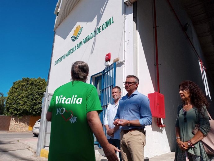 Gavira en una cooperativa cerealista de Conil.