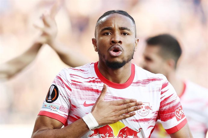 Archivo - Christopher Nkunku celebra un gol con el RB Leipzig