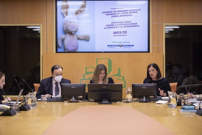 Ardolazabal (d) presenta en el Parlamento la estrategia del Gobierno Vasco contra la violencia hacia la infancia