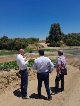 El delegado territorial de Desarrollo Sostenible de la Junta de Andalucía en la provincia de Málaga, José Antonio Víquez, en una visita técnica a las actuaciones desarrolladas en una vía pecuaria 