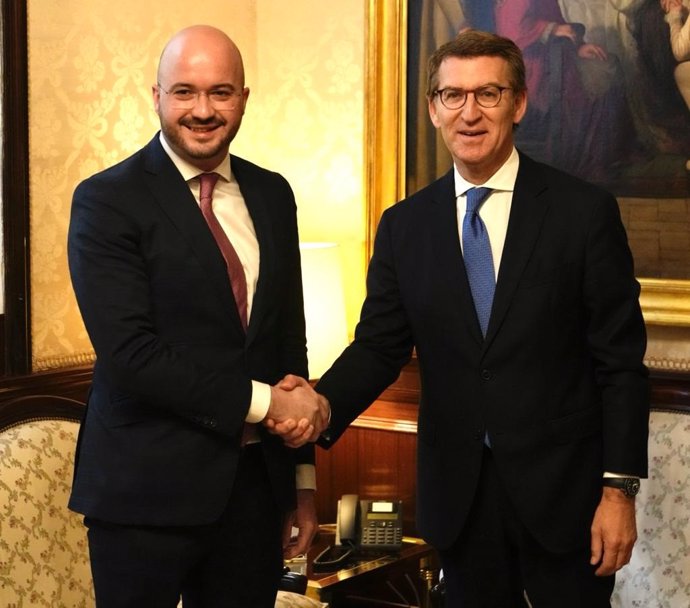 El presidente de Ceaje, Fermín Albaladejo (izda), y el presidente del PP, Alberto Núñez Feijóo