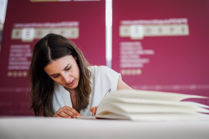 La ministra de Igualdad, Irene Montero, firma el libro de visitas  su llegda al coloquio 'Las mujeres frente a la crisis económica. El reto de seguir avanzando en igualdad', en el Club Financiero Génova, a 2 de junio de 2022, en Madrid (España).