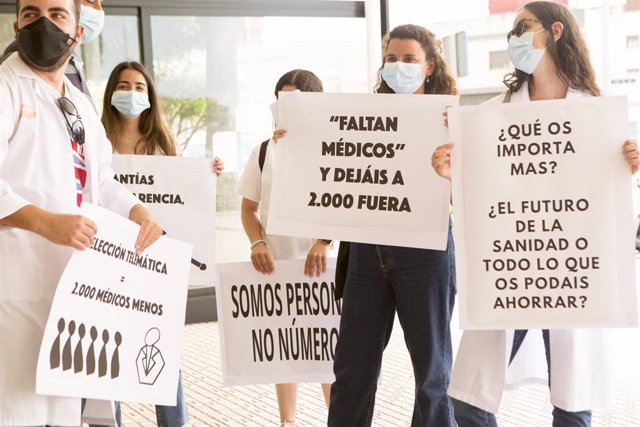Archivo - Manifestación convocada en el Hospital Comarcal de Melilla por la plataforma FSE Unida como protesta al sistema de adjudicación de plazas MIR este año, a 25 de mayo de 2021, en Melilla (España).