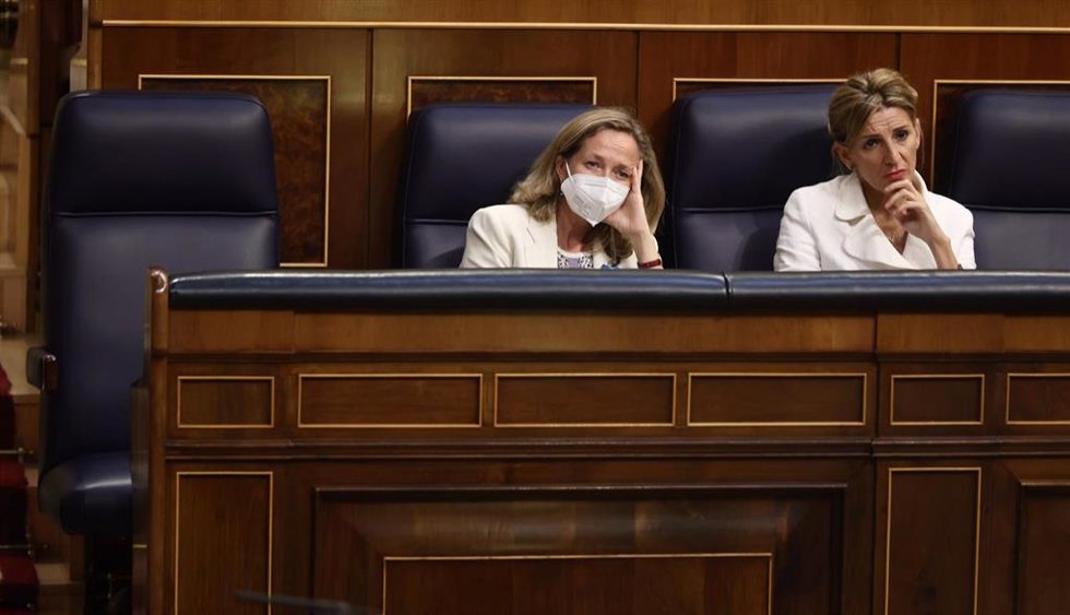 La vicepresidenta primera y ministra de Asuntos Económicos y Transformación Digital, Nadia Calviño (i), y la vicepresidenta segunda del Gobierno y ministra de Trabajo, Yolanda Díaz (d), durante una sesión de control al Gobierno, en el Congreso